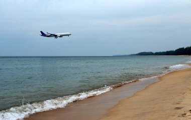 Güzel sahil ve deniz zeminine iniş yapan uçak.