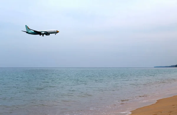 Letadlo přistání nad krásnou pláží — Stock fotografie