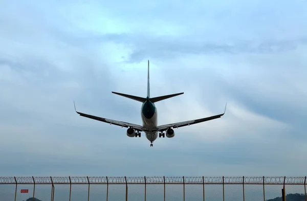 Flugzeug kommt zur Landung — Stockfoto