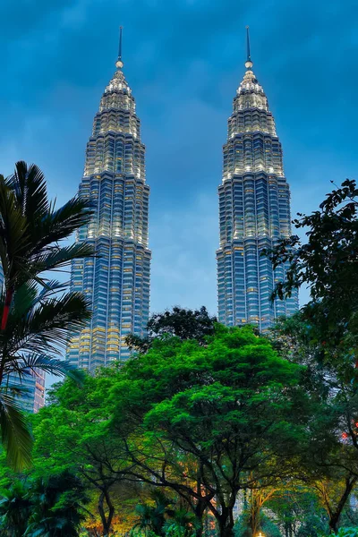 Petronas Towers, Kuala Lumpur. HDR. — Stock Photo, Image