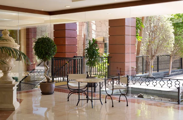 Hall de l'hôtel avec table et chaises — Photo