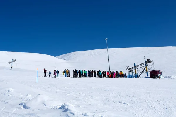 Skieurs et snowboarders qui sont venus — Photo