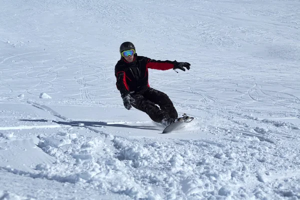 骑着滑雪板 — 图库照片