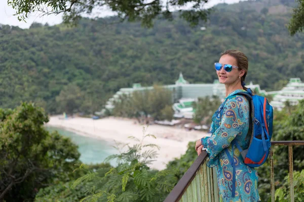 Retrato de uma menina em óculos de sol do golfo e da selva — Fotografia de Stock