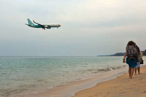 飛行機、熱帯のビーチに着陸するは — ストック写真