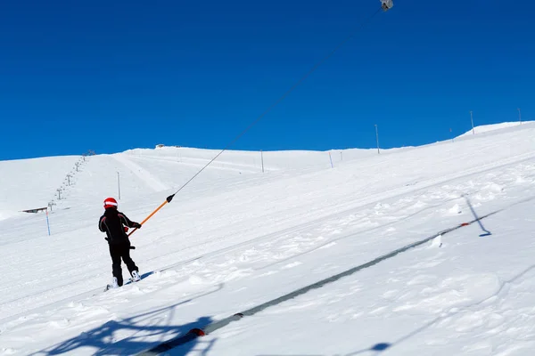 Snowboarder sobe o elevador de esqui — Fotografia de Stock