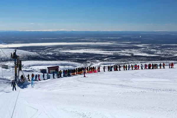 Skiërs en snowboarders — Stockfoto