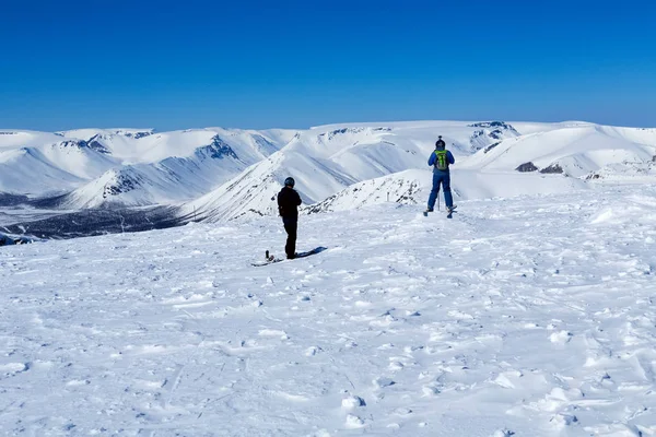 Dağın tepesinde iki snowboard düşkünleri — Stok fotoğraf