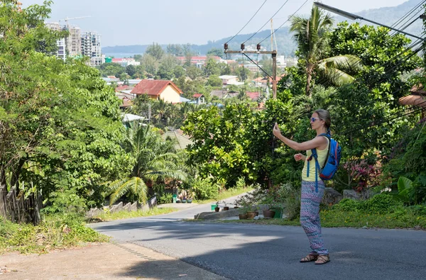 Menina está comendo selfie na estrada — Fotografia de Stock