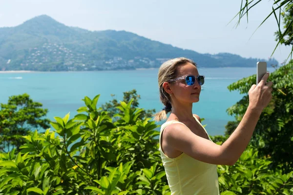 Chica haciendo selfie en la playa tropical — Foto de Stock