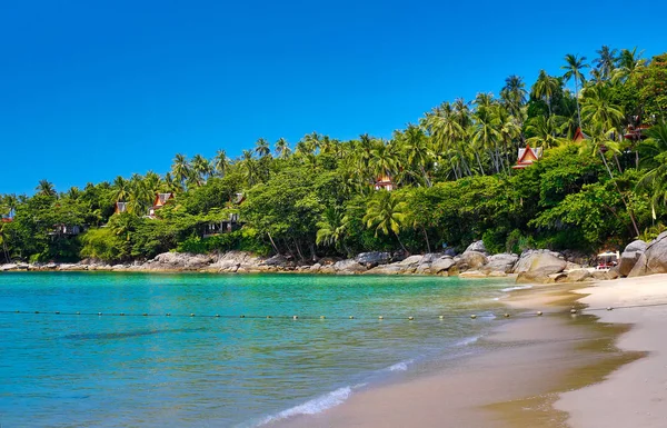 Spiaggia e mare tropicale morbida onda di azzurro cielo limpido oceano sulla sabbia — Foto Stock