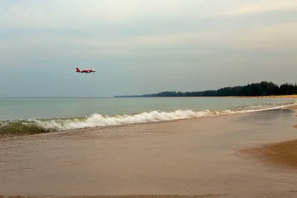 L'aereo arriva per atterrare su una spiaggia tropicale — Foto Stock