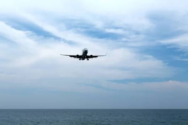 Passagierflugzeug landet am Strand — Stockfoto