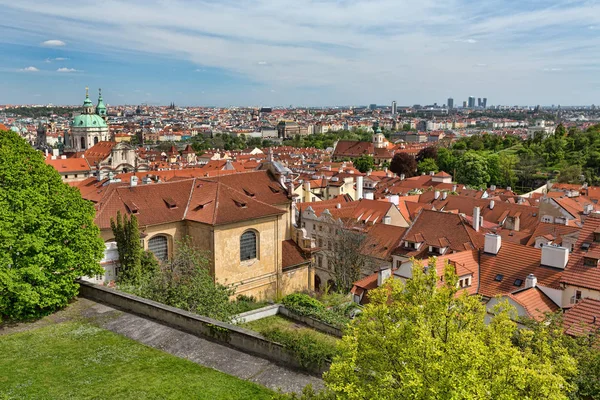 Prag, şehrin görünümünü kiremitli çatıları — Stok fotoğraf