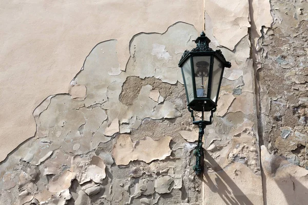 Straat lamp op een oude muur — Stockfoto