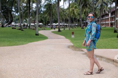 yol üzerindeki mavi sırt çantası ile güzel kız 