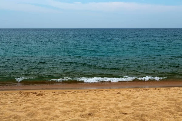 Mjuk våg av blått hav på sandstrand. Bakgrund. — Stockfoto