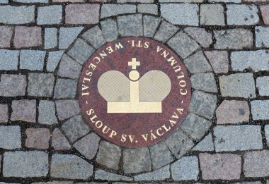 Taş kaldırımda kanalizasyon kapağı