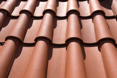 Kırmızı kil çatı kiremitlerinin yakınlaştırılması