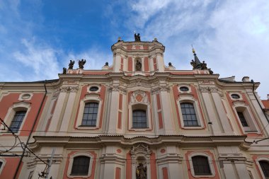 Mavi Gökyüzü bulutlu karşı bir binanın dış cephe