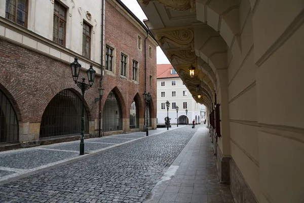 Rua na cidade europeia velha com um pavimento — Fotografia de Stock