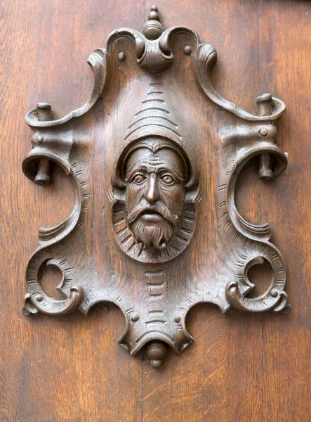 Woodcarving, cara na porta — Fotografia de Stock