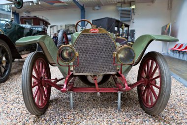 Prag - 12 Mayıs: Eski model araba Bugatti Prag ulusal teknik müzede sergilenen