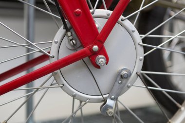 Tekerlekli bir motosiklet yakın çekim amortisör ile