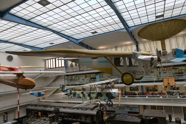 Πράγα, Τσεχική Δημοκρατία - Μαΐου 2017: παλιά ρετρό αεροπλάνο — Φωτογραφία Αρχείου