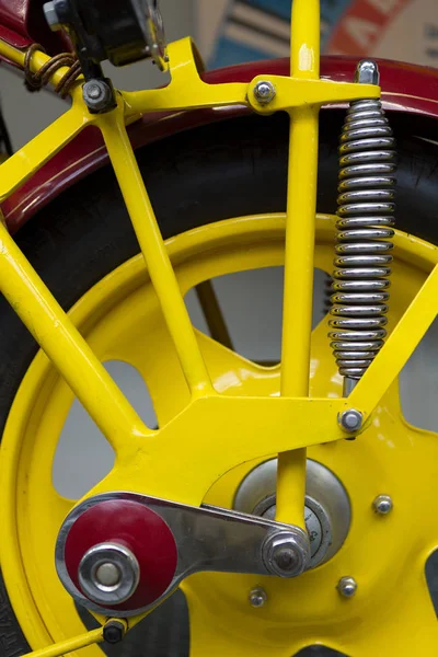 Eski bir motosiklet amortisör tekerlek — Stok fotoğraf