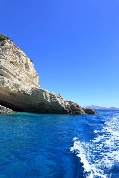 Cuevas Keri en la isla Zakynthos. Mar azul y rocas en día soleado en Grecia . —  Fotos de Stock
