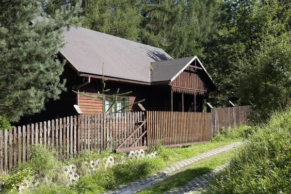 Oud houten huis in bos. — Stockfoto