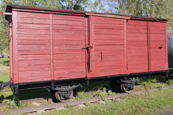 Eski ahşap yük vagonu. Yok edilen tren parçası. — Stok fotoğraf