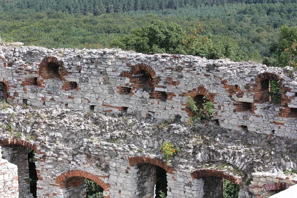 Součástí zničené zdi od Rudno hradu nedaleko Krakova v Polsku — Stock fotografie