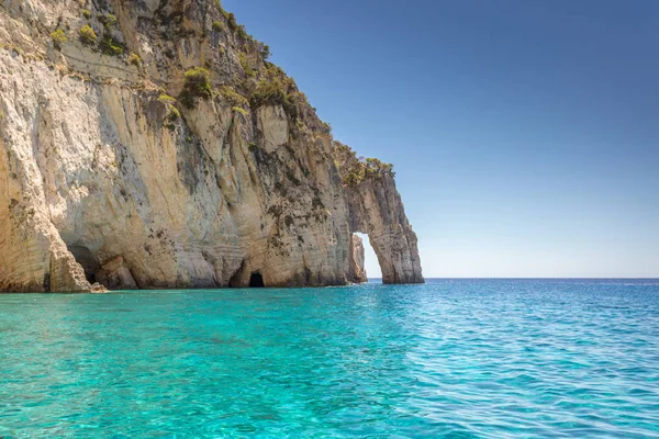 Mar Azul Rocas Cerca Las Cuevas Keri Día Soleado Zakynthos —  Fotos de Stock