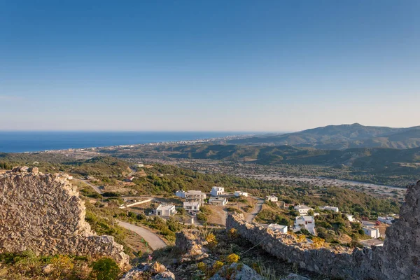Malé Řecké Vesnice Moře Hory Krajina Staré Zříceniny Hradu Řecku — Stock fotografie