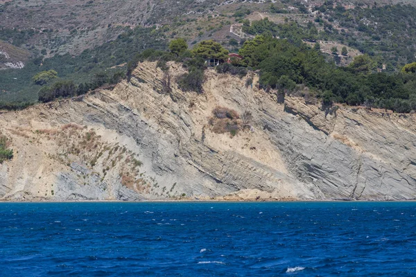 Casa en la costa del acantilado en la isla de Zakynthos en Grecia —  Fotos de Stock