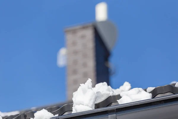 Śnieg Dachu Domu Słoneczny Dzień Wiosnę — Zdjęcie stockowe