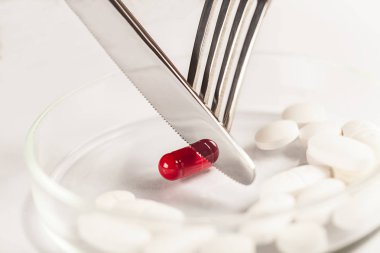 Petri kabına hapları, bıçak ve çatal