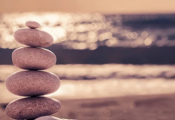 Vintage hippi tarzı Zen meditasyon arka plan, dengeli taşlar