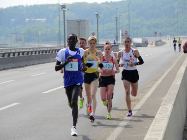 Belgrade, Sırbistan - 22 Nisan: Belgrad, Sırbistan için 22 Nisan 2017 üzerinde 30 inci Belgrad Maratonu sırasında Maratonu rakiplerinden bir grup