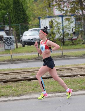 Belgrad, Sırbistan - 22 Nisan: Kimliği belirsiz bir kadın 30 Belgrad Maratonu 22 Nisan 2017 üzerinde Belgrad, Sırbistan'çalışır