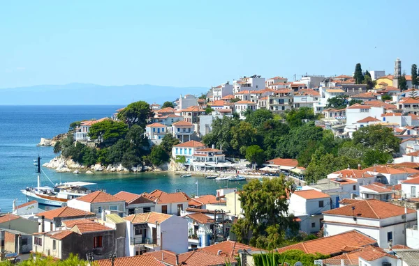 Skiathos stad op Skiathos Island, Griekenland — Stockfoto