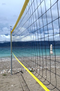 plaj voleybolu bulutlu gökyüzü ve deniz bacgkround üzerinde net
