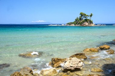 Ellinika beach, Eub yanında kilise Agios Nikolaos ile küçük ada
