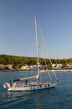 Pefki, Euboea - Yunanistan, 19 Temmuz 2017, yelkenli Pefki mari bırakarak