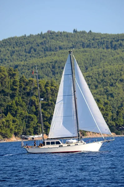 Skiathos, Yunanistan 19 Temmuz 2017, Skiathos Island - G yakınındaki yelkenli