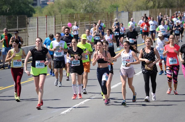 Belgrad, Serbien - 21 April: En grupp av marathon konkurrenter dur — Stockfoto
