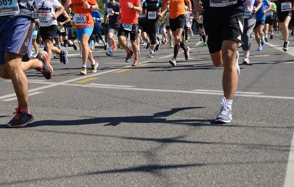 BELGRADE, SERBIE - 21 AVRIL : Un groupe de compétiteurs de marathon — Photo