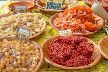 ın Bazaarı Provence sunan işlenmiş meyve, çam fıstığı, egzotik karışımları, deli,